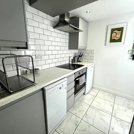 Contemporary Garden Flat In Clifton *