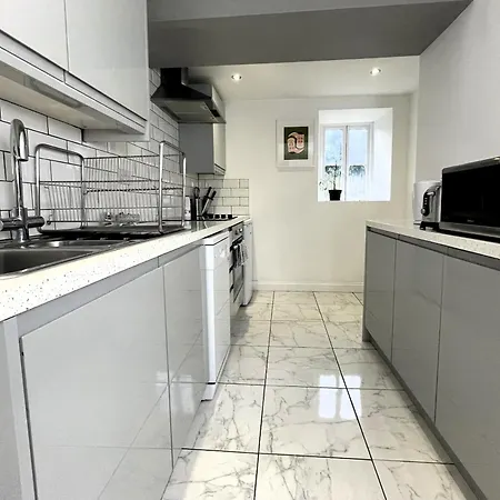 Contemporary Garden Flat In Clifton *