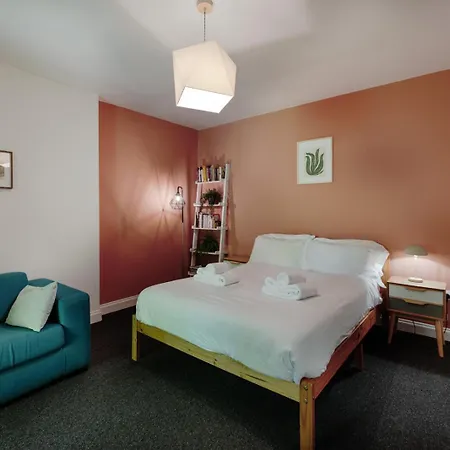 Contemporary Garden Flat In Clifton Daire Bristol