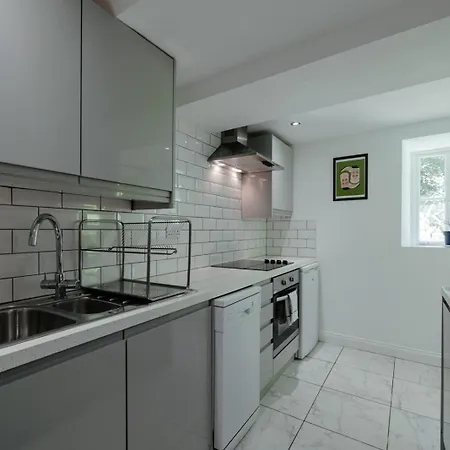 Contemporary Garden Flat In Clifton *