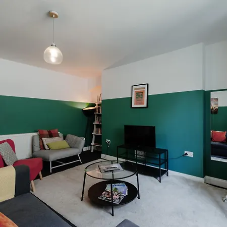 Contemporary Garden Flat In Clifton Daire Bristol