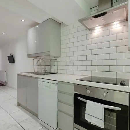 Contemporary Garden Flat In Clifton