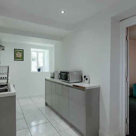 Contemporary Garden Flat In Clifton