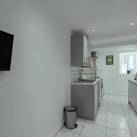 Contemporary Garden Flat In Clifton Daire *