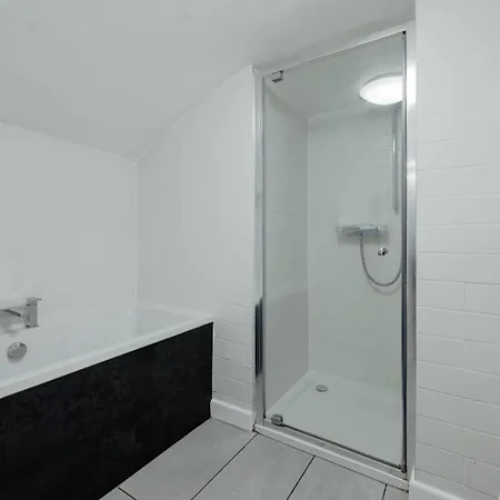 Contemporary Garden Flat In Clifton Daire Bristol