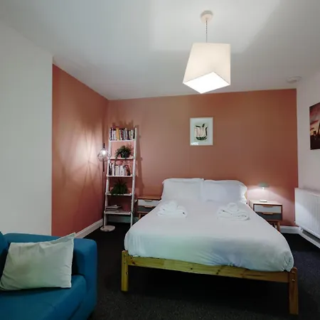 Contemporary Garden Flat In Clifton