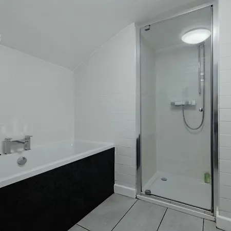 Contemporary Garden Flat In Clifton *