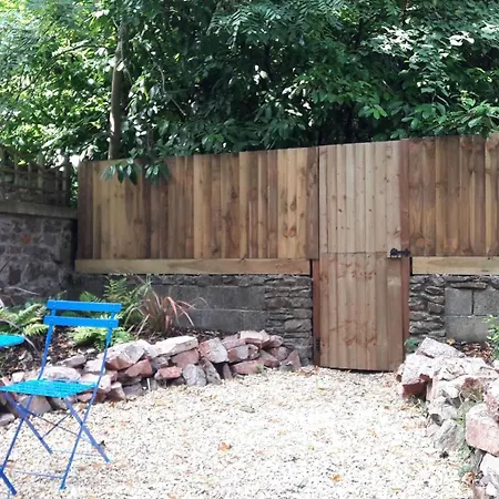Contemporary Garden Flat In Clifton Bristol