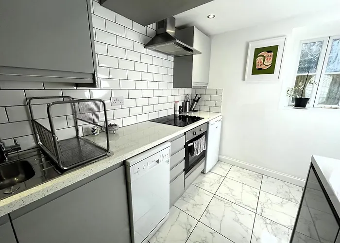 Contemporary Garden Flat In Clifton *