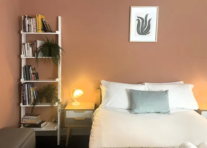 Contemporary Garden Flat In Clifton