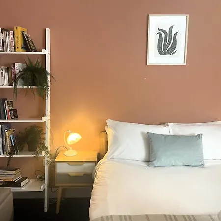 Contemporary Garden Flat In Clifton