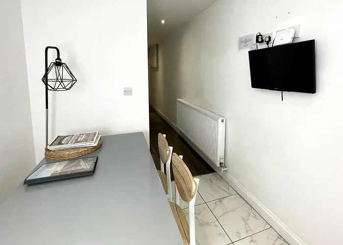 Contemporary Garden Flat In Clifton דירה