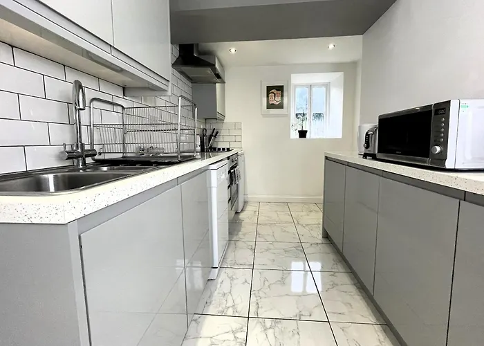 Contemporary Garden Flat In Clifton *